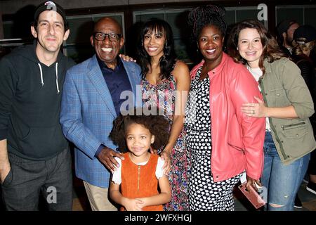 New York, NY, États-Unis. 5 octobre 2018. Adam Shapiro, Al Roker, Londres Skye Gilliam, Nicolette Robinson, Natasha Yvette Williams, Katie Lowes au premier Curtain Call d'Al Roker à Broadway dans la SERVEUSE au Brooks Atkinson Theatre. Crédit : Steve Mack/Alamy Banque D'Images