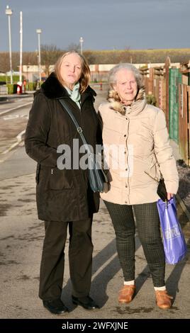 Deux dames heureuses sur une virée shopping, au centre commercial Affinity, Fleetwood, Lancashire, Royaume-Uni, Europe Banque D'Images