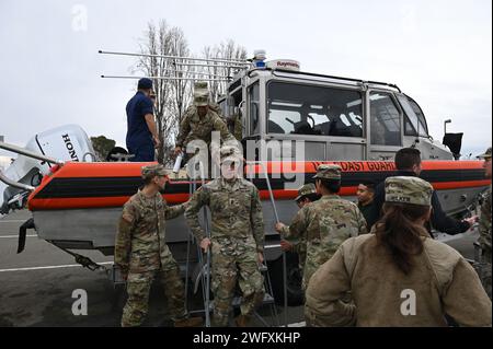 Des membres de l'équipe de sécurité et de sûreté maritime de la Garde côtière américaine (MSST) de San Francisco donnent au personnel du bataillon des affaires civiles de l'armée américaine une visite de leur unité le 19 janvier 2023 sur l'île de la Garde côtière. Le groupe a également visité un petit bateau et a été informé des opérations et de la formation menées par les membres du MSST. Garde côtière américaine Banque D'Images