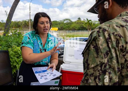 PEARL CITY, Hawaii – Un officier de liaison communautaire du Naval Facilities Engineering Command Hawaii, à gauche, partage des informations sur le programme de surveillance à long terme de l’eau potable de la Marine avec un marin lors du minimart de Pearl City Peninsula Navy Exchange à Pearl City, Hawaii, le 11 janvier 2024. La Marine accueille le kiosque mensuel à divers endroits pour tenir le public informé sur le programme et sur la façon de lire les résultats sur l'eau potable sur le site Web joint base Pearl Harbor-Hickam Safe Waters. Banque D'Images