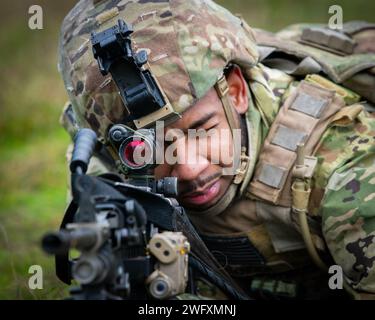 Les soldats de la Garde nationale de Washington avec la compagnie Bravo, 3e bataillon, 161e régiment d'infanterie, équipe de combat de la 81e brigade Stryker, réagissent au contact pendant l'entraînement de l'escouade, sur la base interarmées Lewis-McChord, Washington, le 6 janvier 2024. En pratiquant l’excellence dans les bases, les fantassins sont prêts pour toute mission, locale ou étrangère. Banque D'Images