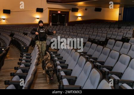 GRANDS LACS, il. (16 janvier 2024) Master-at-Arms 2nd Class Zachary Brady, de Warren, Ohio, manipule le chien de travail militaire (MWD) Bongo lors d’une évolution de formation à la détection d’explosifs « kit-pull » à la base navale de Great Lakes, le 16 janvier 2024. L'évolution permet aux chiens et aux maîtres-chiens de s'entraîner à la recherche de matières explosives dans des scénarios réels afin de maintenir leurs compétences et de certifier les MWD. Banque D'Images