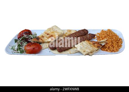 Kebab turc traditionnel de viande hachée, Adana Kebab, isolé sur fond blanc Banque D'Images