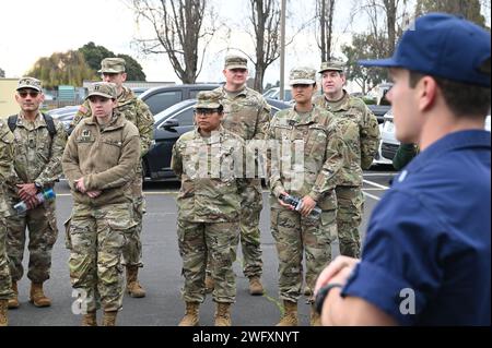 Des membres de l'équipe de sécurité et de sûreté maritime de la Garde côtière américaine (MSST) de San Francisco donnent au personnel du bataillon des affaires civiles de l'armée américaine une visite de leur unité le 19 janvier 2023 sur l'île de la Garde côtière. Le groupe a également visité un petit bateau et a été informé des opérations et de la formation menées par les membres du MSST. Garde côtière américaine Banque D'Images