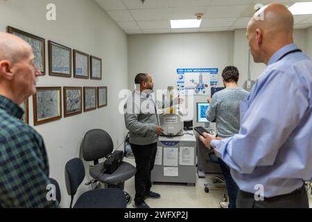 PHILADELPHIE (3 janvier 2024) Douglass Bryant, ingénieur en matériaux au Naval surface Warfare Center, Philadelphia Division (NSWCPD), effectue une tournée de familiarisation avec le laboratoire de la Direction des pétrofluides et de la performance des matériaux (C/331) le 3 janvier 2024 dans le cadre de la série mensuelle recherche et développement (R&D) du commandement. Le NSWCPD emploie environ 2 800 ingénieurs civils, scientifiques, techniciens et personnel de soutien. L'équipe NSWCPD fait la recherche et le développement, les essais et l'évaluation, le soutien à l'acquisition, et l'ingénierie en service et logistique pour les machines non nucléaires, machines de navire sy Banque D'Images