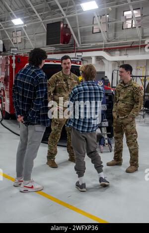 Le Sgt Micheal Whitney, et les aviateurs Cole Ladouceur, deux spécialistes de la protection contre les incendies affectés à la 174th Attack Wing, parlent à deux élèves du district scolaire central de Baldwinsville lors d’une foire de carrière à la base aérienne de la Garde nationale Hancock Field, le 18 janvier. Au cours de la foire des carrières, plus de 60 élèves du secondaire ont rencontré des aviateurs de la 174th Attack Wing, ont vu des véhicules et de l'équipement de l'unité, et ont appris des opportunités de carrière avec la New York Air Nationl Guard. Banque D'Images