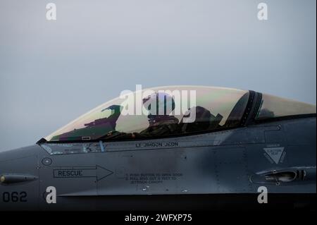 Un pilote affecté au 35th Fighter Squadron taxis avant un vol à la base aérienne de Kunsan, République de Corée, le 19 janvier 2024. L'aller-retour se composait de six F-16 Fighting Falcons et d'une équipe de 11 aviateurs multi-capacités du 35th Fighter Generation Squadron, qui ont été déployés à la base aérienne de Kadena pour perfectionner les principes d'emploi de combat agile. Banque D'Images