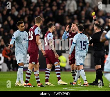 Londres, Royaume-Uni. 1 février 2024. Tim Robinson (arbitre) montre le carton jaune à un incrédule Jarrod Bowen (West Ham, 3e à droite) lors du match de Premier League West Ham vs AFC Bournemouth au London Stadium Stratford. Cette image est réservée À UN USAGE ÉDITORIAL. Licence requise de The football DataCo pour toute autre utilisation. Crédit : MARTIN DALTON/Alamy Live News Banque D'Images