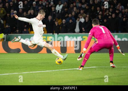 1 février 2024 ; Molineux Stadium, Wolverhampton, West Midlands, Angleterre; premier League football, Wolverhampton Wanderers contre Manchester United ; Rasmus Hojlund de Manchester United tire au but et aux scores, mais a pris le dessus Banque D'Images