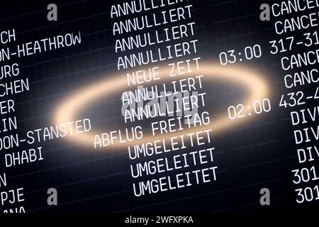 AM Flughafen Köln/Bonn werden viele Flüge annulliert oder umgeleitet. Die Gewerkschaft Verdi Hat die Belegschaften der privaten Sicherheitsunternehmen an elf Flughäfen zu einem ganztägigen Warnstreik aufgerufen. Themenbild, Symbolbild Köln, 01.02.2024 NRW Deutschland *** de nombreux vols sont annulés ou détournés à l'aéroport Cologne Bonn le syndicat Verdi a appelé le personnel des sociétés de sécurité privées dans onze aéroports à lancer une grève d'avertissement d'une journée sur le thème image, image symbolique Cologne, 01 02 2024 NRW Allemagne Copyright : xChristophxHardtx Banque D'Images