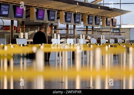 AM Flughafen Köln/Bonn werden viele Flüge annulliert oder umgeleitet. Die Gewerkschaft Verdi Hat die Belegschaften der privaten Sicherheitsunternehmen an elf Flughäfen zu einem ganztägigen Warnstreik aufgerufen. Themenbild, Symbolbild Köln, 01.02.2024 NRW Deutschland *** de nombreux vols sont annulés ou détournés à l'aéroport Cologne Bonn le syndicat Verdi a appelé le personnel des sociétés de sécurité privées dans onze aéroports à lancer une grève d'avertissement d'une journée sur le thème image, image symbolique Cologne, 01 02 2024 NRW Allemagne Copyright : xChristophxHardtx Banque D'Images