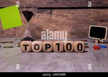 Texte TOP 100 sur cubes en bois sur blanc. Blocs de bois. Pose à plat, vue de dessus Banque D'Images