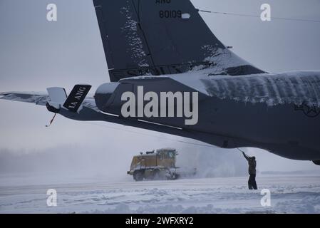 Les membres du 185th Air ravitailling Wing civil Engineering Squadron de la Garde nationale de l’Iowa enlèvent la neige de la zone de la rampe près des avions KC-135 Stratotanker à Sioux City, Iowa, le 9 janvier 2024, suite à une importante chute de neige. L'événement de neige de deux jours a chuté de plus de 14 pouces de neige dans l'ouest de l'Iowa du lundi 8 au mardi 9 janvier 2024. US Air National Guard photo Senior Maser Sgt Vincent de Groot Banque D'Images