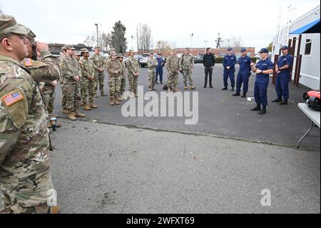 Des membres de l'équipe de sécurité et de sûreté maritime de la Garde côtière américaine (MSST) de San Francisco donnent au personnel du bataillon des affaires civiles de l'armée américaine une visite de leur unité le 19 janvier 2023 sur l'île de la Garde côtière. Le groupe a également visité un petit bateau et a été informé des opérations et de la formation menées par les membres du MSST. Garde côtière américaine Banque D'Images