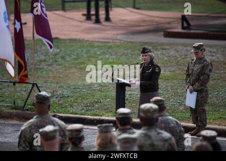 Le général Randy George, chef d'état-major de l'armée, promeut le major général Mary K. Izaguirre au grade de lieutenant général lors d'une cérémonie sur la base conjointe San Antonio – fort Sam Houston le 25 janvier. Banque D'Images