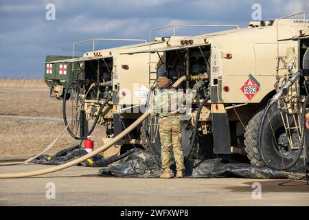 Les soldats de la compagnie Alpha, 2e escadron, 17e régiment de cavalerie, 101e brigade d'aviation de combat, 101e division aéroportée (assaut aérien) et 4-2e bataillon d'attaque, 2e brigade d'aviation de combat, 2e division d'infanterie, conduisent un champ de tir, le 30 janvier 2024, fort Campbell, Kentucky. Le 101st s’engage à renforcer la préparation à la formation individuelle, collective et du personnel ; à tester la résilience des soldats et des chefs ; à former les engins tactiques de terrain ; tout en améliorant la divison et la létalité à l’échelle de l’armée. Banque D'Images