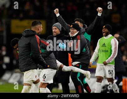 Wolverhampton, Royaume-Uni. 1 février 2024. Erik Ten Hag Manager de Manchester United (C) célèbre avec son équipe après le quatrième but lors du match de Premier League à Molineux, Wolverhampton. Le crédit photo devrait se lire : Andrew Yates/Sportimage crédit : Sportimage Ltd/Alamy Live News Banque D'Images