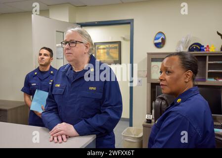 Des représentants de la direction du Homeland Security Task Force-Southeast Unified Command ont rencontré des cadres du département américain de la Santé et des Services sociaux et du Bureau du secrétaire adjoint à la Santé pour discuter de la posture de l'opération vigilant Sentry sur la migration irrégulière, soins humains pour les migrants et autres initiatives de sécurité maritime à la base de la Garde côtière Miami Beach, Floride, 8 janvier 2024. La SMA Rachel Levine, M.D., secrétaire adjointe à la Santé, la SMA arrière Denise Hinton, chirurgienne générale adjointe, et le Dr Herbert Wolfe, directeur adjoint du Bureau de la sécurité sanitaire et Chi intérimaire Banque D'Images