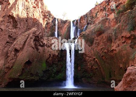 Ouzoud Falls est le nom collectif de plusieurs cascades qui se jettent dans la rivière El-Abid Banque D'Images