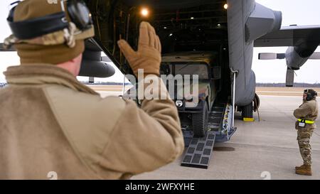 Un groupe de porteurs aériens avec le 46th Aerial Port Squadron, Dover Air Force base, Delaware, déchargent un Humvee de la soute d'un avion C-130H Hercules stationné à Youngstown Air Reserve Station, Ohio, le 6 janvier 2024. Les membres du 46e et du 32e escadron de port aérien de Dover AFB et de Pittsburgh Air Reserve Station, respectivement, se sont rendus à Youngstown ARS pour s'entraîner avec le 76e escadron de port aérien pour le prochain défi de Port Dawg de 2024. Banque D'Images