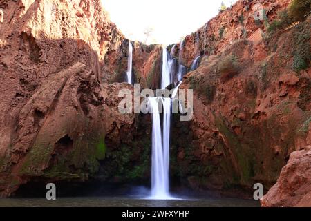 Ouzoud Falls est le nom collectif de plusieurs cascades qui se jettent dans la rivière El-Abid Banque D'Images