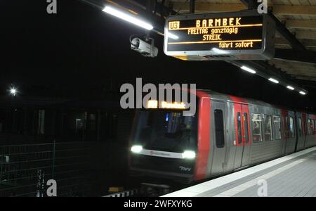 Auf einem Zugzielanzeiger in der U-Bahnhaltestelle Saarlandstraße wird auf den Streik der Mitarbeiter der Hamburger Hochbahn AG am Freitag hingewiesen, zudem die Dienstleistungsgewerkschaft ver.di aufgerufen Hat. Barmbek Hamburg *** Un affichage de la destination des trains à la station de métro Saarlandstraße indique que les employés de Hamburger Hochbahn AG seront en grève vendredi, comme l'a appelé le syndicat de service ver di Barmbek Hamburg Banque D'Images