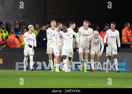 1 février 2024 ; Molineux Stadium, Wolverhampton, West Midlands, Angleterre; premier League football, Wolverhampton Wanderers contre Manchester United ; les joueurs de Manchester United célèbrent leur troisième but marqué par Scott McTominay à la 75e minute pour 1-3 Banque D'Images