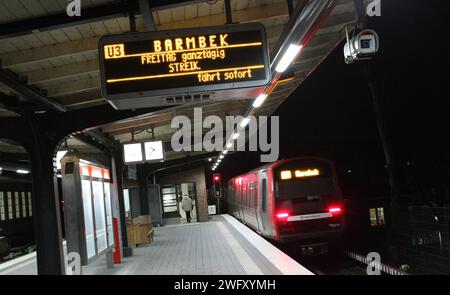 Auf einem Zugzielanzeiger in der U-Bahnhaltestelle Saarlandstraße wird auf den Streik der Mitarbeiter der Hamburger Hochbahn AG am Freitag hingewiesen, zudem die Dienstleistungsgewerkschaft ver.di aufgerufen Hat. Barmbek Hamburg *** Un affichage de la destination des trains à la station de métro Saarlandstraße indique que les employés de Hamburger Hochbahn AG seront en grève vendredi, comme l'a appelé le syndicat de service ver di Barmbek Hamburg Banque D'Images