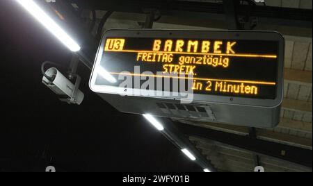 Auf einem Zugzielanzeiger in der U-Bahnhaltestelle Saarlandstraße wird auf den Streik der Mitarbeiter der Hamburger Hochbahn AG am Freitag hingewiesen, zudem die Dienstleistungsgewerkschaft ver.di aufgerufen Hat. Barmbek Hamburg *** Un affichage de la destination des trains à la station de métro Saarlandstraße indique que les employés de Hamburger Hochbahn AG seront en grève vendredi, comme l'a appelé le syndicat de service ver di Barmbek Hamburg Banque D'Images