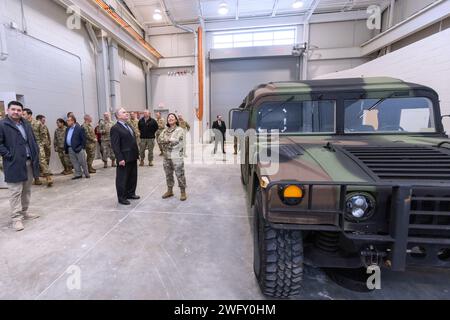 Les participants visitent le Centre de préparation de la Garde nationale après la cérémonie de coupe du ruban à la base interarmées McGuire-dix-Lakehurst, New Jersey, le 4 janvier 2024. Le projet de construction militaire de près de 16 millions de dollars, une installation ultramoderne de 40 762 000 pieds carrés, fournira aux soldats de la compagnie Bravo, du bataillon de soutien de la 250e brigade, de l'équipe de combat de la 44e brigade d'infanterie, de la garde nationale de l'armée du New Jersey, une formation en classe, des opérations d'administration, des opérations de maintenance et un entreposage d'équipement. Le projet obtient la certification leadership in Energy and Environmental Design du U.S. Green Building Council Banque D'Images