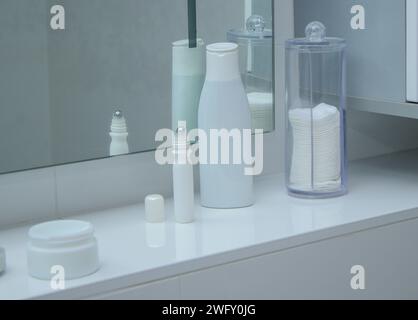 Produits cosmétiques blancs minimalistes dans une salle de bains à la maison Banque D'Images