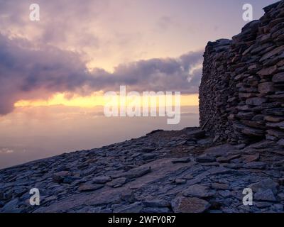Église orthodoxe du Prophète Elias sur la montagne Olympe dans les couleurs du coucher du soleil d'été, Grèce. Banque D'Images