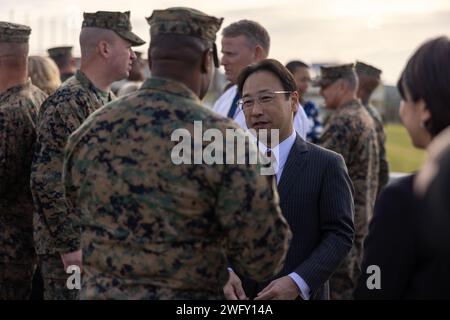 Le colonel Kelvin Gallman du corps des Marines des États-Unis, commandant adjoint de l'escadre de la 1e Marine Aircraft, parle avec M. Shinya Ito, directeur, Département de planification, Bureau de défense d'Okinawa, après avoir été ficelé au grade de brigadier général au Camp Foster, Okinawa, Japon, le 8 janvier 2024. Le frocking est une tradition où les Marines sont avancés à l'échelon de rémunération suivant, assumant le titre et les responsabilités avant leur date officielle de promotion. Banque D'Images