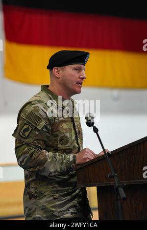 Le Sgt. Du Commandement de l’armée américaine Caleb Webster, conseiller principal de la 41e brigade d’artillerie de campagne (41e FAB), prononce ses remarques lors de sa cérémonie d’accession à la responsabilité à Tower Barracks, Grafenwoehr, Allemagne, le 24 janvier 2024. La 41e FAB est la seule brigade de pompiers basée en Europe. Les « Rail Gunners ! » Brigade fournit des tirs stratégiques, opérationnels et tactiques et un soutien à travers le Commandement européen des États-Unis. Banque D'Images