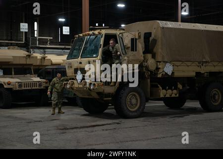 Les membres de l'Armory de Buffalo reviennent d'une course d'approvisionnement, Buffalo NY, 13 janvier 2024. Les membres de la Garde de l'armée affectés à l'arsenal de Buffalo se sont préparés pour des conditions hivernales sévères sous la direction du gouverneur de New York Kathy Hochul. Banque D'Images