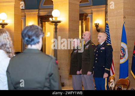 Brigadier de l'armée. Le général Jason Benson, commandant adjoint de division - manœuvre de la 34th Red Bull Infantry Division de la Garde nationale du Minnesota, est promu lors d'un événement au Capitole de l'État du Minnesota le 13 janvier 2024. La promotion intervient alors que Benson et plus de 500 autres Red Bulls se préparent pour un déploiement prochain au Moyen-Orient plus tard cette année. « Nous ne promouvons pas les gens au grade de brigadier général à cause de ce qu’ils ont déjà fait », a déclaré le major général de l’armée Charles Kemper, commandant de la 34e division d’infanterie. « Nous les promouvons en fonction du potentiel qu’ils ont à diriger. » Banque D'Images