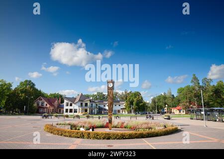 Photo de l'horloge laima dans le centre de Sigulda, en Lettonie. Sigulda est une ville de la région de Vidzeme en Lettonie, à 53 kilomètres de la capitale Riga. Banque D'Images