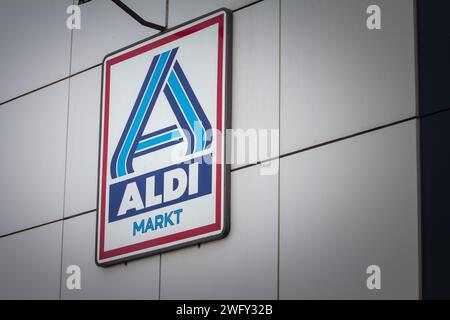 Photo de l'enseigne Aldi Nord sur l'un de leurs magasins d'Aix-la-Chapelle, en Allemagne. Aldi, ou Albrecht Diskont, est une marque de deux chaînes de supermarchés discount avec Banque D'Images