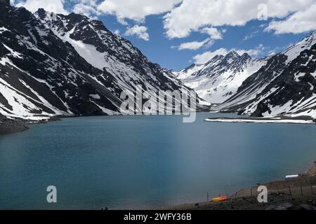 Laguna del Inca est un lac dans la région de la Cordillère, au Chili, près de la frontière avec l'Argentine. Le lac est dans la région de Portillo : paysage incroyable, b Banque D'Images