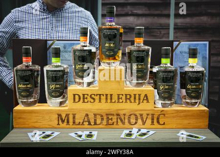 Photo de divers rakijas exposés à Belgrade, dans un marché, en Serbie. Rakia, rakija ou Raki est le terme collectif pour le brandy de fruits populaire dans le Banque D'Images