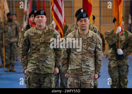 Le colonel Wilbur Hsu, commandant de la 41e brigade d'artillerie de campagne (41e FAB), et le sergent de commandement, le major Caleb Webster, conseiller enrôlé principal du 41e FAB, se tiennent devant la formation lors d'une cérémonie de prise de responsabilité à Tower Barracks, Grafenwoehr, Allemagne, le 24 janvier 2024. La 41e FAB est la seule brigade de pompiers basée en Europe. Les « Rail Gunners ! » Brigade fournit des tirs stratégiques, opérationnels et tactiques et un soutien à travers le Commandement européen des États-Unis. Banque D'Images