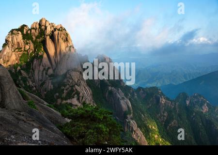 Lotus Peak, également connu sous le nom de Lianhua Feng, se dresse à 6 115 mètres comme le plus haut sommet de la chaîne de montagnes Huangshan en Chine. Banque D'Images