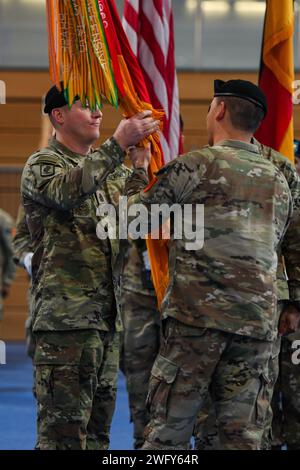 Le colonel Wilbur Hsu, au premier plan à droite, commandant de la 41st Field Artillery Brigade (41st FAB), passe les couleurs de l'unité au commandant Sgt. Caleb Webster, conseiller enrôlé principal du 41st FAB, lors d'une cérémonie de prise de responsabilité à Tower Barracks, Grafenwoehr, Allemagne, le 24 janvier 2024. La 41e FAB est la seule brigade de pompiers basée en Europe. Les « Rail Gunners ! » Brigade fournit des tirs stratégiques, opérationnels et tactiques et un soutien à travers le Commandement européen des États-Unis. Banque D'Images