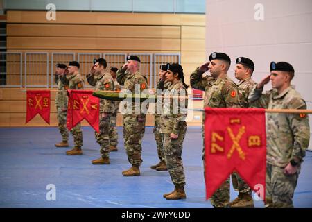 Les soldats américains affectés au 1e bataillon du 77e régiment d’artillerie de campagne (1-77 FAR) rendent les honneurs lors de la cérémonie d’activation de la batterie Charlie à Tower Barracks, Grafenwoehr, Allemagne, janvier 10 2024. Banque D'Images