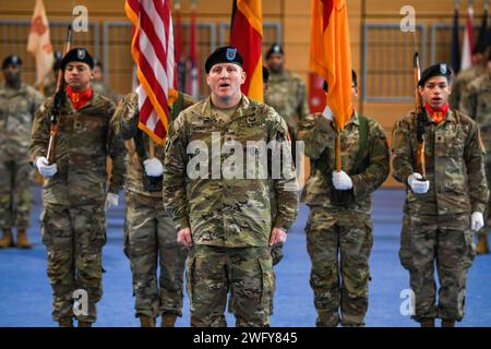 Le Sgt. Du Commandement de l'armée américaine Caleb Webster, conseiller principal de la 41e brigade d'artillerie de campagne (41e FAB), chante la chanson de l'armée lors de sa cérémonie de prise de responsabilité à Tower Barracks, Grafenwoehr, Allemagne, le 24 janvier 2024. La 41e FAB est la seule brigade de pompiers basée en Europe. Les « Rail Gunners ! » Brigade fournit des tirs stratégiques, opérationnels et tactiques et un soutien à travers le Commandement européen des États-Unis. Banque D'Images