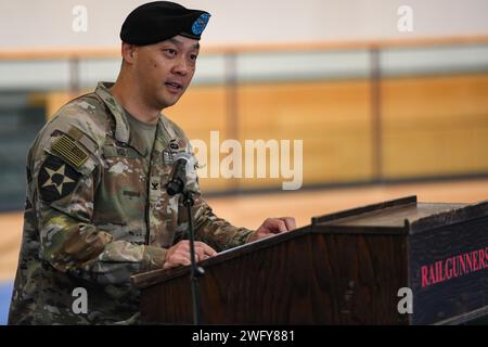 Le colonel Wilbur Hsu, commandant de la 41e brigade d'artillerie de campagne (41e FAB), prononce ses remarques lors d'une cérémonie de prise de responsabilité à Tower Barracks, Grafenwoehr, Allemagne, le 24 janvier 2024. Le commandant Sgt. Caleb Webster a été accueilli en tant que nouveau conseiller enrôlé principal du 41st FAB. La 41e FAB est la seule brigade de pompiers basée en Europe. Les « Rail Gunners ! » Brigade fournit des tirs stratégiques, opérationnels et tactiques et un soutien à travers le Commandement européen des États-Unis. Banque D'Images