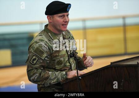 Le Sgt. Du Commandement de l’armée américaine Caleb Webster, conseiller principal de la 41e brigade d’artillerie de campagne (41e FAB), prononce ses remarques lors de sa cérémonie d’accession à la responsabilité à Tower Barracks, Grafenwoehr, Allemagne, le 24 janvier 2024. La 41e FAB est la seule brigade de pompiers basée en Europe. Les « Rail Gunners ! » Brigade fournit des tirs stratégiques, opérationnels et tactiques et un soutien à travers le Commandement européen des États-Unis. Banque D'Images