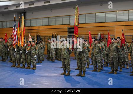 Des soldats américains de la 41e brigade d'artillerie de campagne (41e FAB) sont en formation lors d'une cérémonie de prise de responsabilité à Tower Barracks, Grafenwoehr, Allemagne, le 24 janvier 2024. Le commandant Sgt. Caleb Webster a été accueilli en tant que nouveau conseiller enrôlé principal du 41st FAB. La 41e FAB est la seule brigade de pompiers basée en Europe. Les « Rail Gunners ! » Brigade fournit des tirs stratégiques, opérationnels et tactiques et un soutien à travers le Commandement européen des États-Unis. Banque D'Images