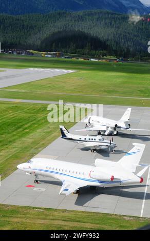 Drei Privatjets Samedan. Trois jets privés garés à l'aéroport de Samedan Banque D'Images