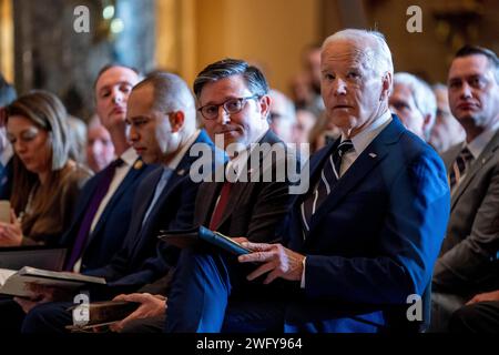 Washington, DC, États-Unis. 01 février 2024. Le président américain Joe Biden, avec le président de la Chambre des représentants américaine Mike Johnson (Républicain de Louisiane) (2-R) et le chef de la minorité parlementaire américaine Hakeem Jeffries (démocrate de New York) (3-L), regardent pendant le petit déjeuner de prière national dans la salle statuaire du Capitole américain à Washington, DC, États-Unis, 01 février 2024. Tous les présidents américains depuis Dwight Eisenhower en 1953 ont assisté au petit déjeuner annuel. Crédit : Shawn Thew/Pool via CNP/dpa/Alamy Live News Banque D'Images